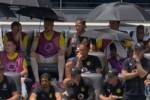 🥵实在太热了！多特球员在替补席打遮阳伞观战🤣