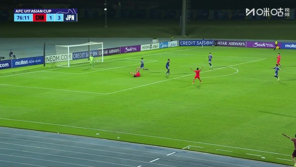 再扳一球！赵松源逼抢造点球，亲自主罚命中！U17男足2-3日本！