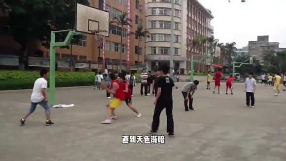 青春啊！我想那个夏天你一定也很爱打篮球吧！